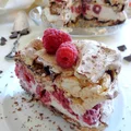 Tort bezowy z czekoladą i malinami