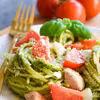 Makaron z indykiem z pesto z awokado i migdałów
