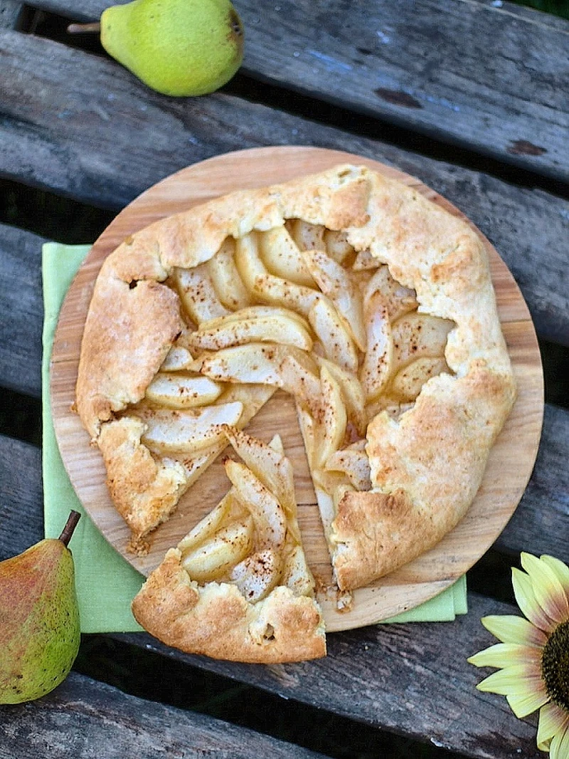 Rustykalna tarta z gruszkami i miodem