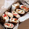 Tortilla z hummusem, warzywami i fetą
