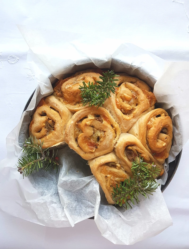 włoski chlebek odrywany z mozzarellą, oliwkami i orzechami włoskimi