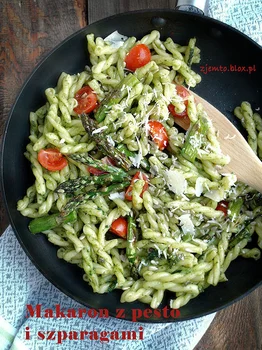 Makaron z pesto i szparagami