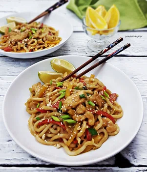 MAKARON UDON Z KURCZAKIEM I SOSEM ORZECHOWYM