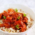 kurczak w curry z rodzynkami