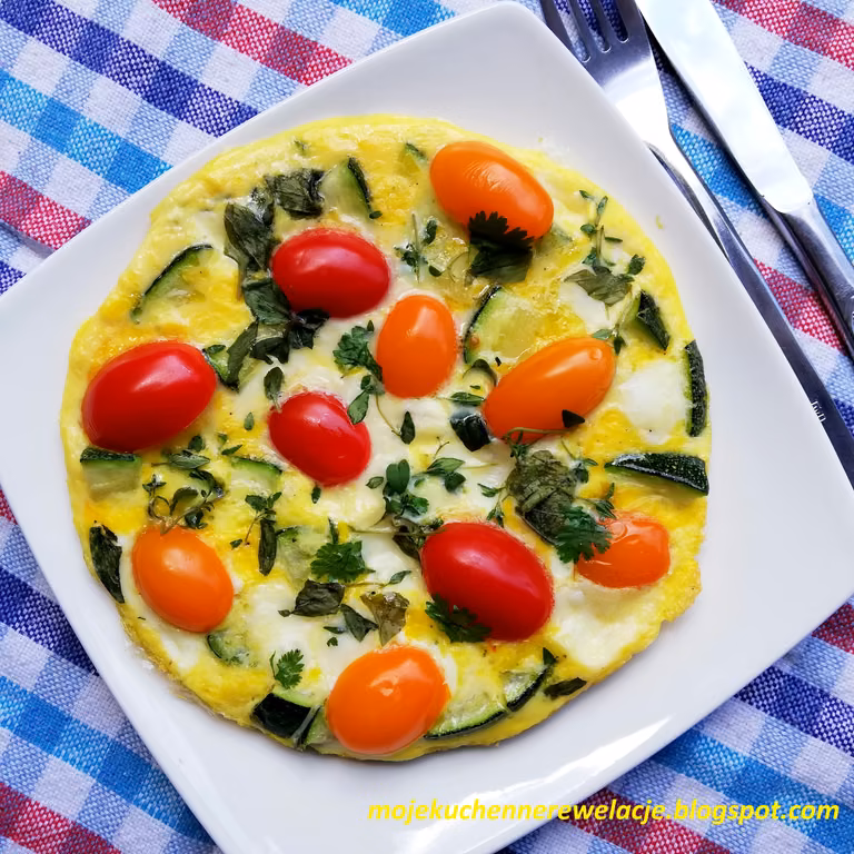 Ziołowy omlet z cukinią i mozzarellą - 358 kcal