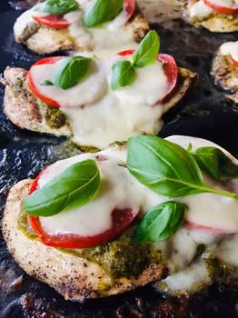Filety z kurczaka pieczone z mozzarellą i pomidorami