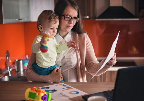 Matki muszą zwrócić zasiłki macierzyńskie sprzed lat! ZUS rozsyła zaskakujące decyzje i nalicza kolosalne odsetki