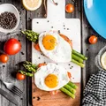 Bruschetta z grillowanymi szparagami, pomidorkami i jakiem sadzonym