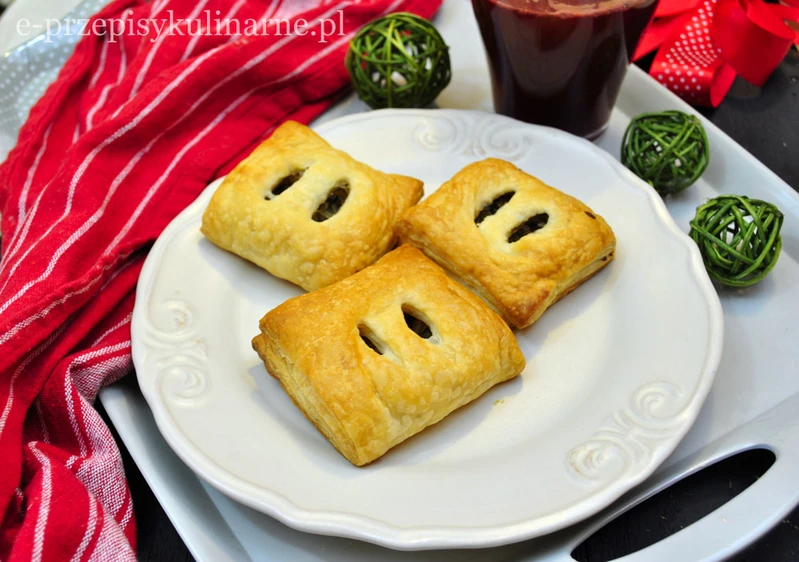 SZYBKIE PASZTECIKI Z KAPUSTĄ I PIECZARKAMI