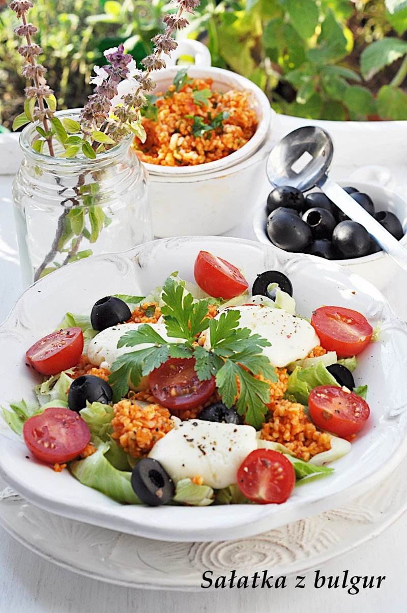 Sałatka z bulgur i serem mozzarella