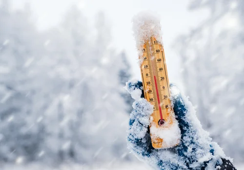 Silny mróz, wiatr i mgły. IMGW utrzymuje ostrzeżenia aż do wtorku!