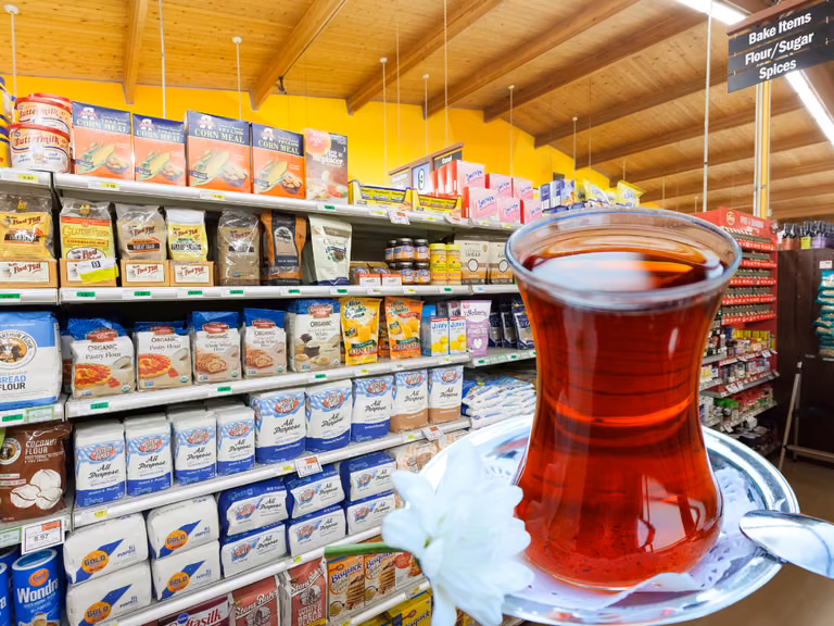 Polacy piją tą herbatę na potęgę! W wielu krajach widnieje na liście produktów zakazanych