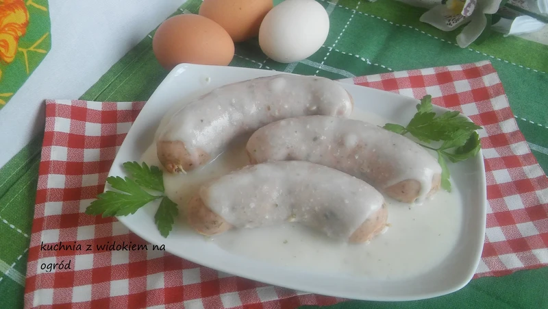 Biała kiełbasa w sosie chrzanowym.