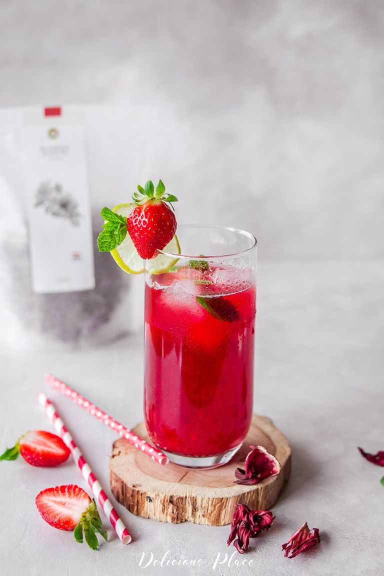 MROŻONA HERBATA HIBISKUSOWA Z TRUSKAWKAMI