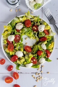 Sałatka z pesto i mozzarellą