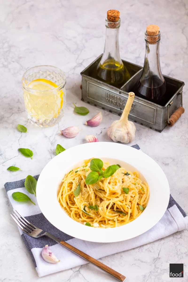 Spaghetti z oliwą, czosnkiem, bazylią i parmezanem