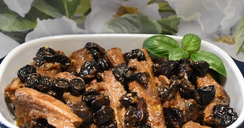 Żeberka pieczone ze śliwką