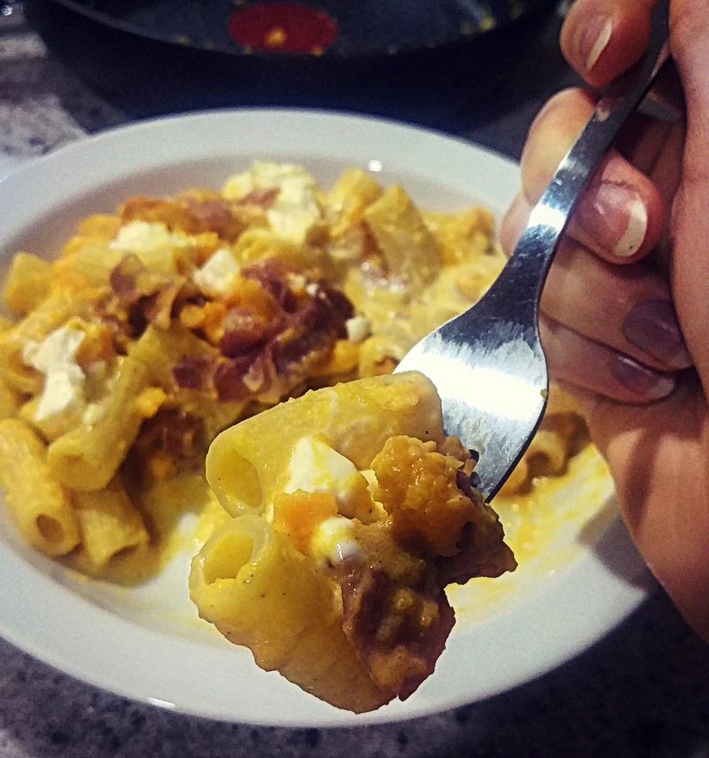 Makaron w kremowym sosie z dyni z szynką parmeńską i mascarpone