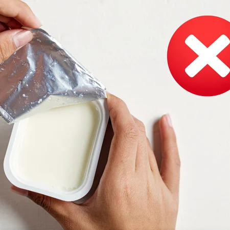 Uwaga! Kawałki szkła w jogurcie! Wydano pilny komunikat z ostrzeżeniem