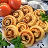 Ślimaczki drożdżowe z pieczarkami, serem i salami