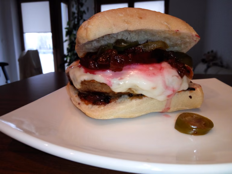 Burger wołowy z burakiem, serem kozim i karmelizowaną cebulą