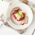 Buraczkowe risotto z grillowaną wołowiną i kozim serem