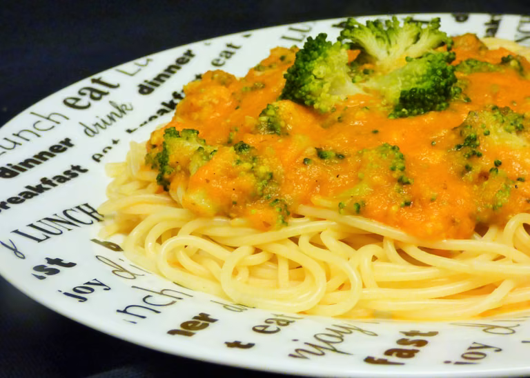 Spaghetti z sosem pomidorowym i brokułami