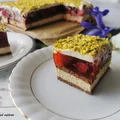 Ciasto bez pieczenia z kremem pistacjowym, galaretką i truskawkami