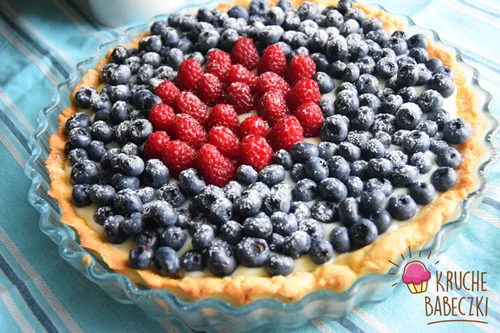 Tarta z budyniem, malinami i borówkami