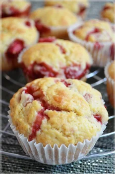 Super proste muffiny jogurtowe z truskawkami