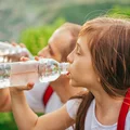 Ile wody powinno pić dziecko? Oblicz jego dzienne zapotrzebowanie!
