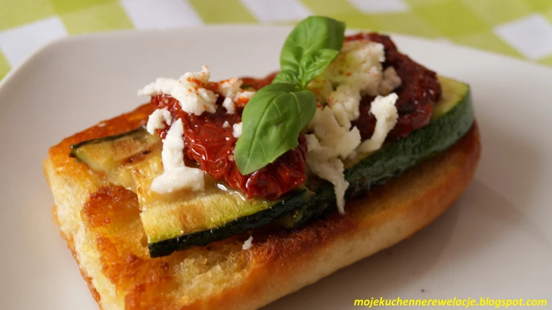 Bruschetta z cukinią, mozzarellą i suszonymi pomidorami