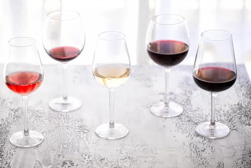 Jak prawidłowo podawać wino? Zasady, których powinniśmy przestrzegać.