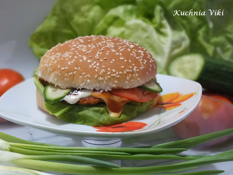 Zdrowy fast food czyli hamburger drobiowy ze świeżymi warzywami