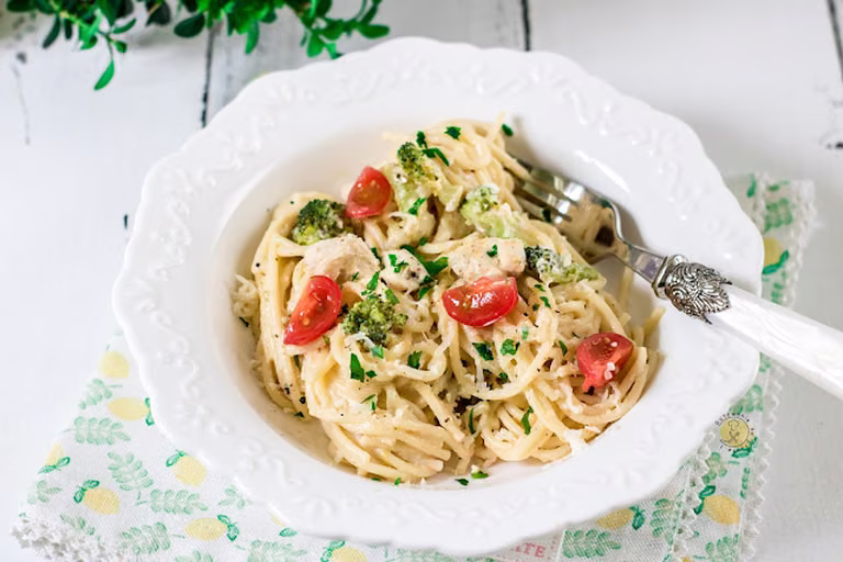 Spaghetti Z Sosem Serowym, Kurczakiem I Warzywami
