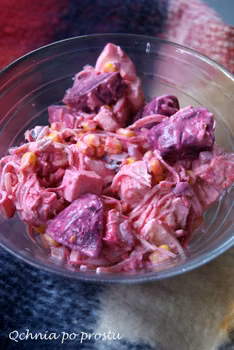 Sałatka z gotowanych buraków, paluszków surimi i selera