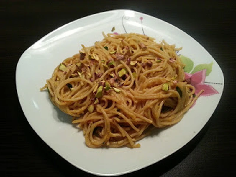 PEŁNOZIARNISTE SPAGHETTI Z SOSEM CUKINIOWO - POMIDOROWYM Z PISTACJAMI