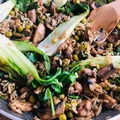Smażony ryż z kurczakiem, pieczarkami i kapustą bok choy