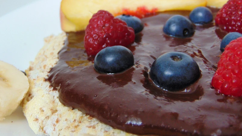 FIT OMLET Z NUTELLĄ Z BANANA I OWOCAMI