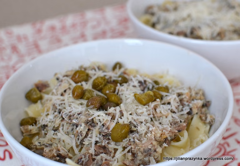 Makaron tagliatelle z sardynkami w sosie cytrynowym z kaparami.