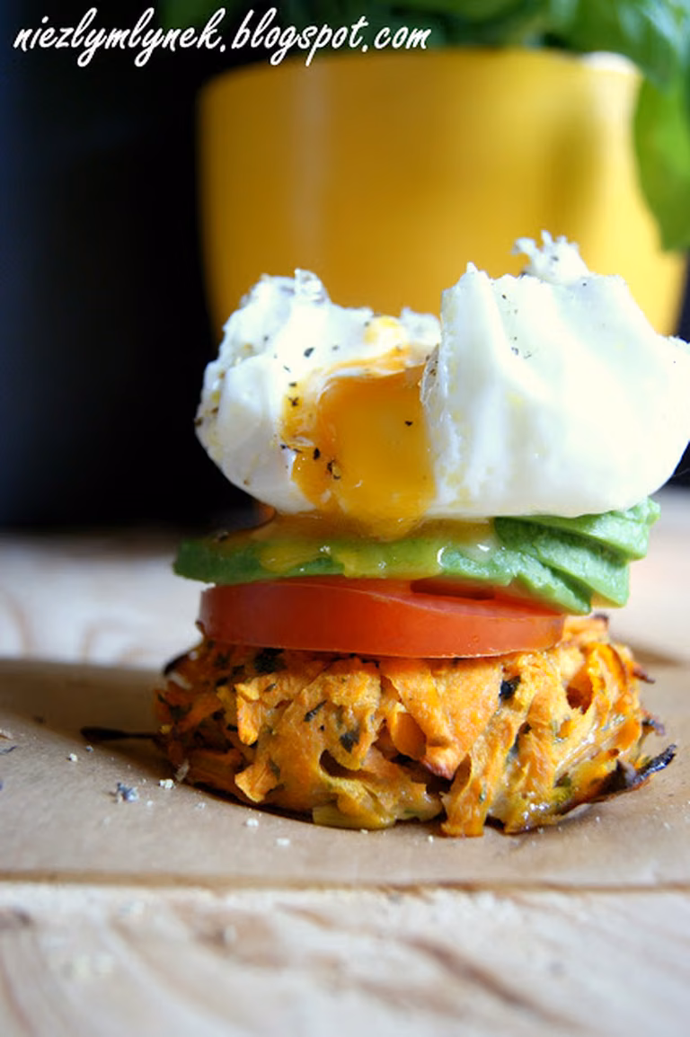 Burger z pieczonych batatów idealny na śniadanie