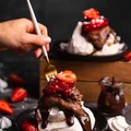 Mini Pavlova - beza z kremem czekoladowym i truskawkami