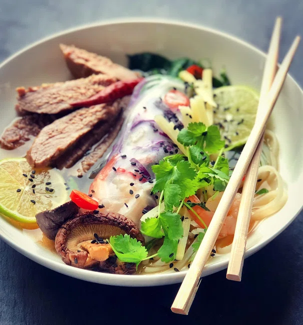 Wietnamski rosół “pho bo” z dodatkiem spring rollsa
