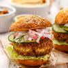 FALAFEL BURGER Z RZODKIEWKĄ I OGÓRKIEM