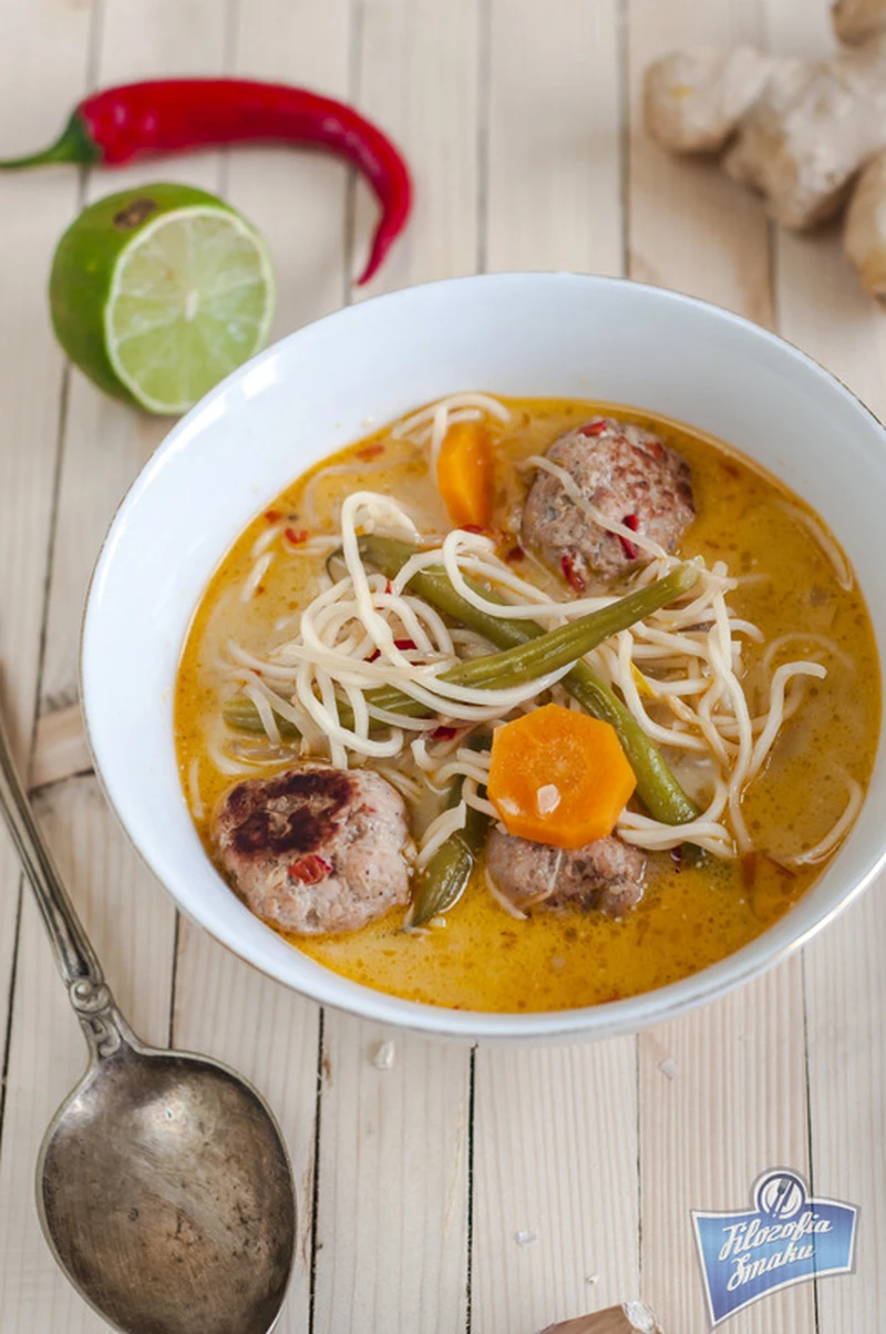 Pikantna laksa z klopsikami