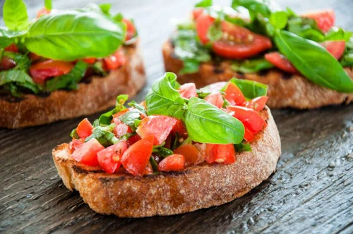 Bruschetta z pomidorami i bazylią