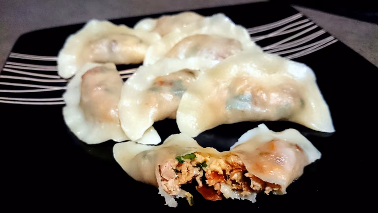 Pierogi z serowym farszem z wędzonym kurczakiem i suszonymi pomidorami