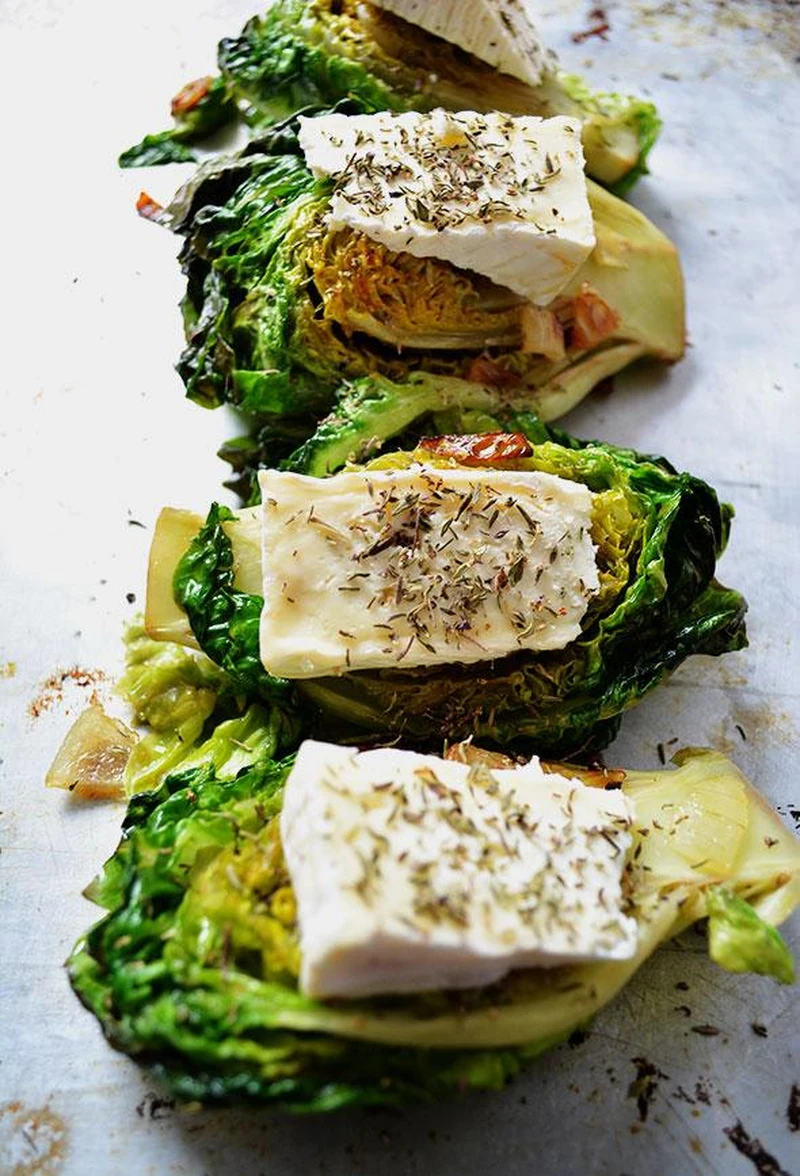 SMAŻONA SAŁATA Z CEBULĄ I SEREM CAMEMBERT