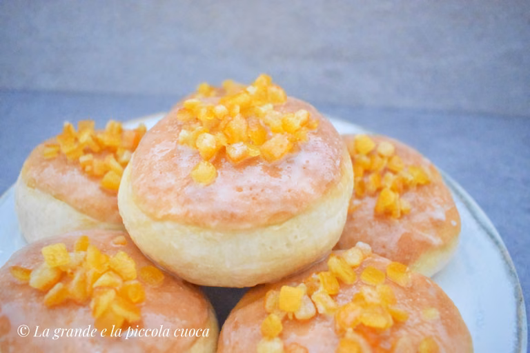 Pieczone pączki z konfiturą, lukrem i skórką pomarańczową