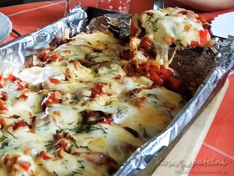 Kurczak zapiekany z mozzarellą, papryką i pieczarkami
